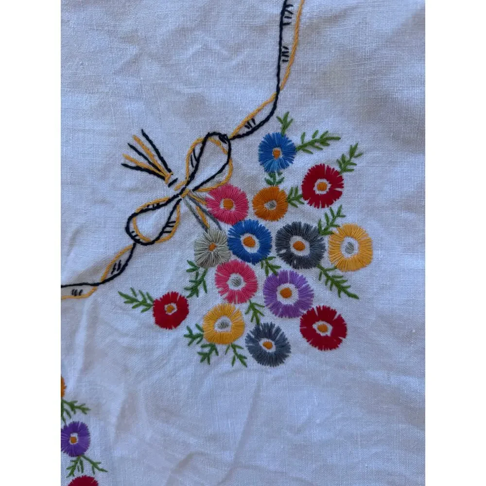 Vintage Hand Embroidered Linen Tablecloth 51